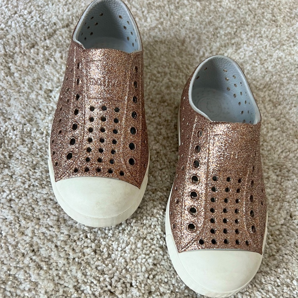 Kids rose gold glitter native shoes